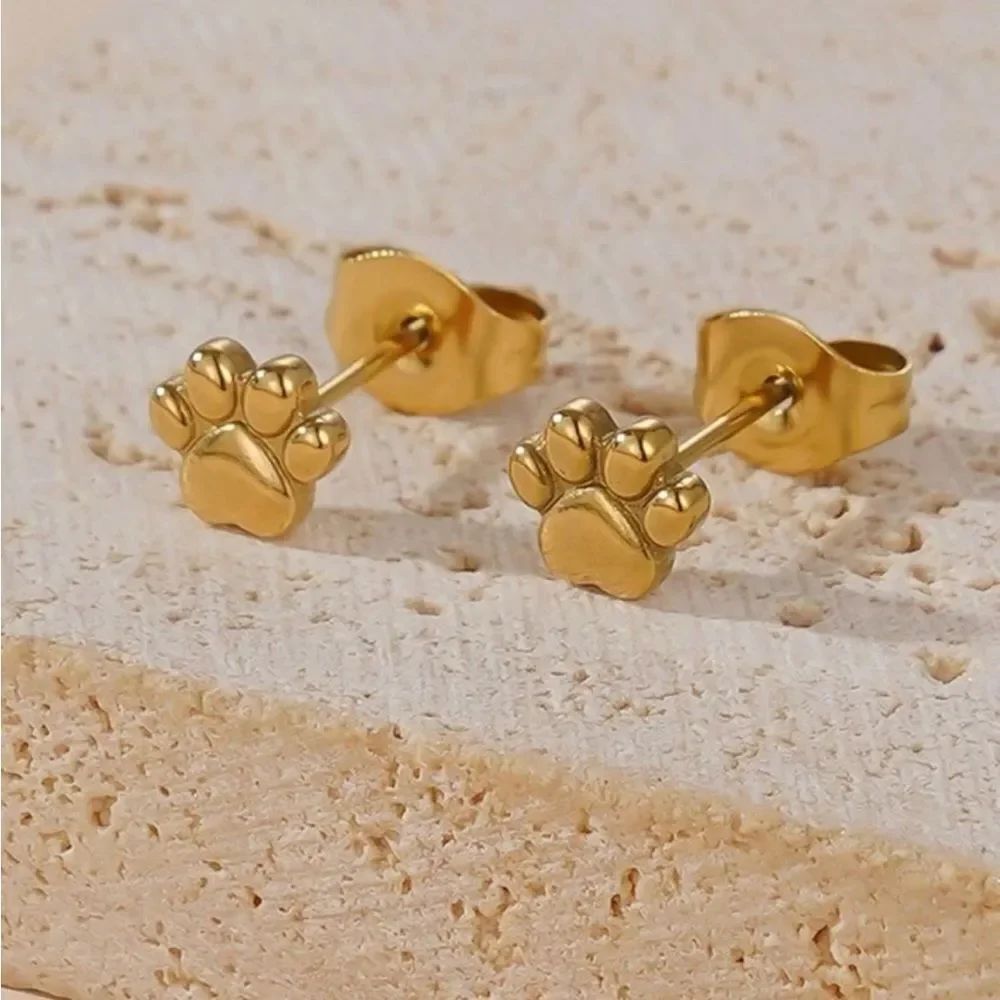 Gold Paw Stud Earrings Q940